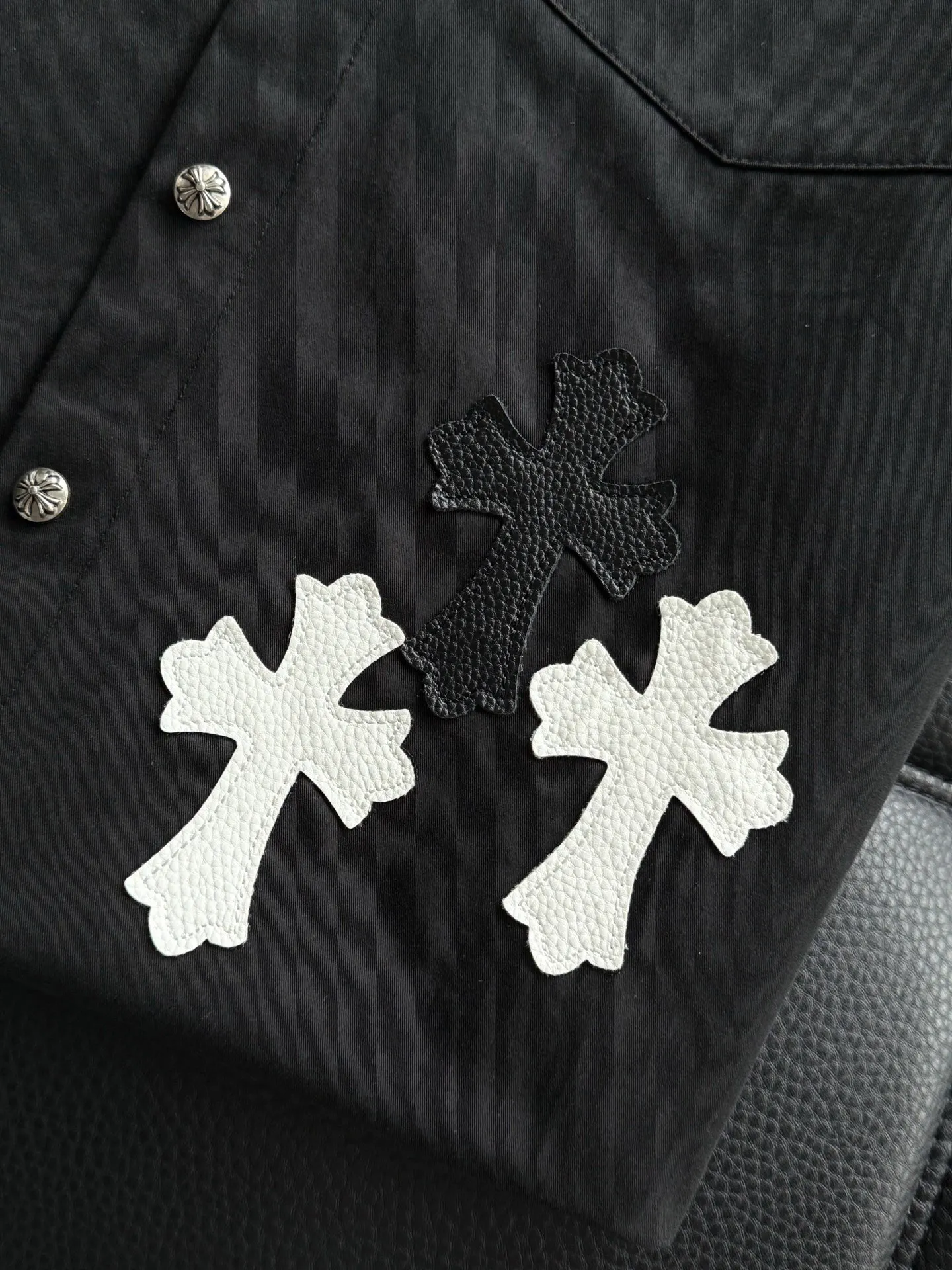 P510 Chrome Hearts leather cross leather embroidery shirt jacket! OS version can be worn by both men and women! The fabric is made of twill gauze cotton fabric! The texture is clear and smooth, not easy to wrinkle or fade! The embroidery process is complex and repetitive, and the requirements for the embroidery machine are very strict. The distance is always 45 centimeters! It won’t work if the spacing is too big, and it won’t work if it’s too small! The hardware is all carved and cast. This piece of clothing consumes a lot of material. More than 3 meters of material is used for one piece of clothing! After the garment is made, it needs to be fixed at high temperature, washed at a water temperature of more than 70 degrees, and softened by adding softener to make the upper body softer and smoother!   Color: black white Size: m-3xl Style number: 5879➕3731